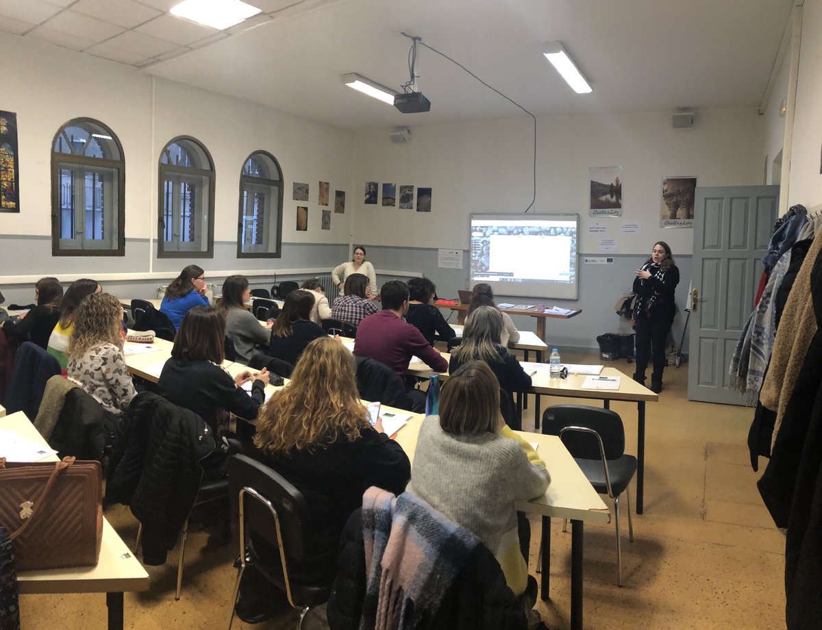 CFIELeonTIC's tweet photo. Comenzamos a aprender a gamificar en el aula de primaria con este curso tan interesante en el @CFIEdeLeon #formainnovaleon #gamificacion https://t.co/iMkzATSe0x
