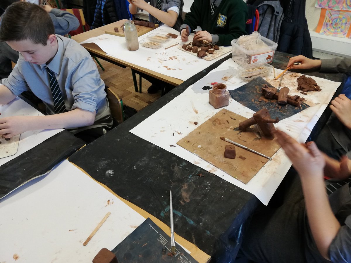 Franner6thclass's tweet photo. Creativity in the Classroom: Working with artist Deirdre O Reilly to develop our creativity and art skills. A great day one, looking forward to whats to come! #franner #art https://t.co/7NidbWmxf5