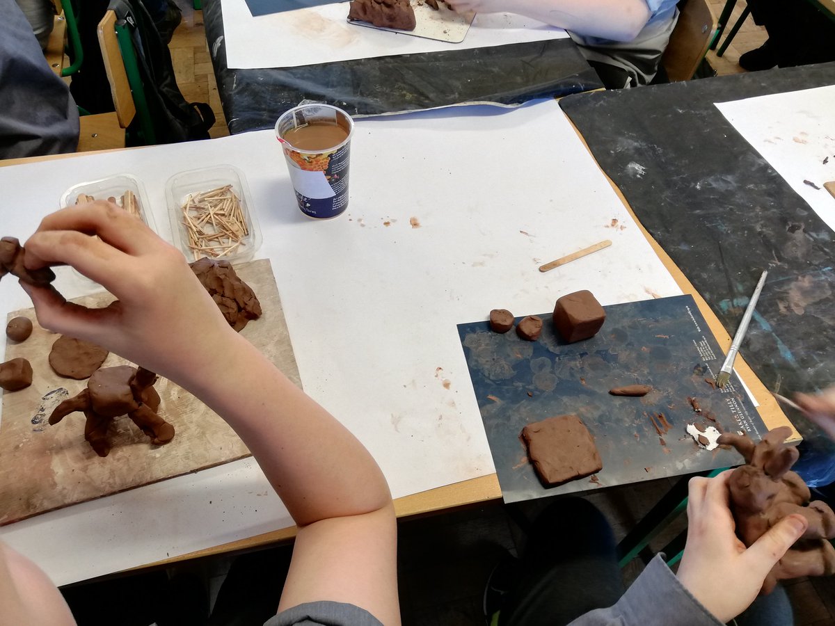 Franner6thclass's tweet photo. Creativity in the Classroom: Working with artist Deirdre O Reilly to develop our creativity and art skills. A great day one, looking forward to whats to come! #franner #art https://t.co/7NidbWmxf5