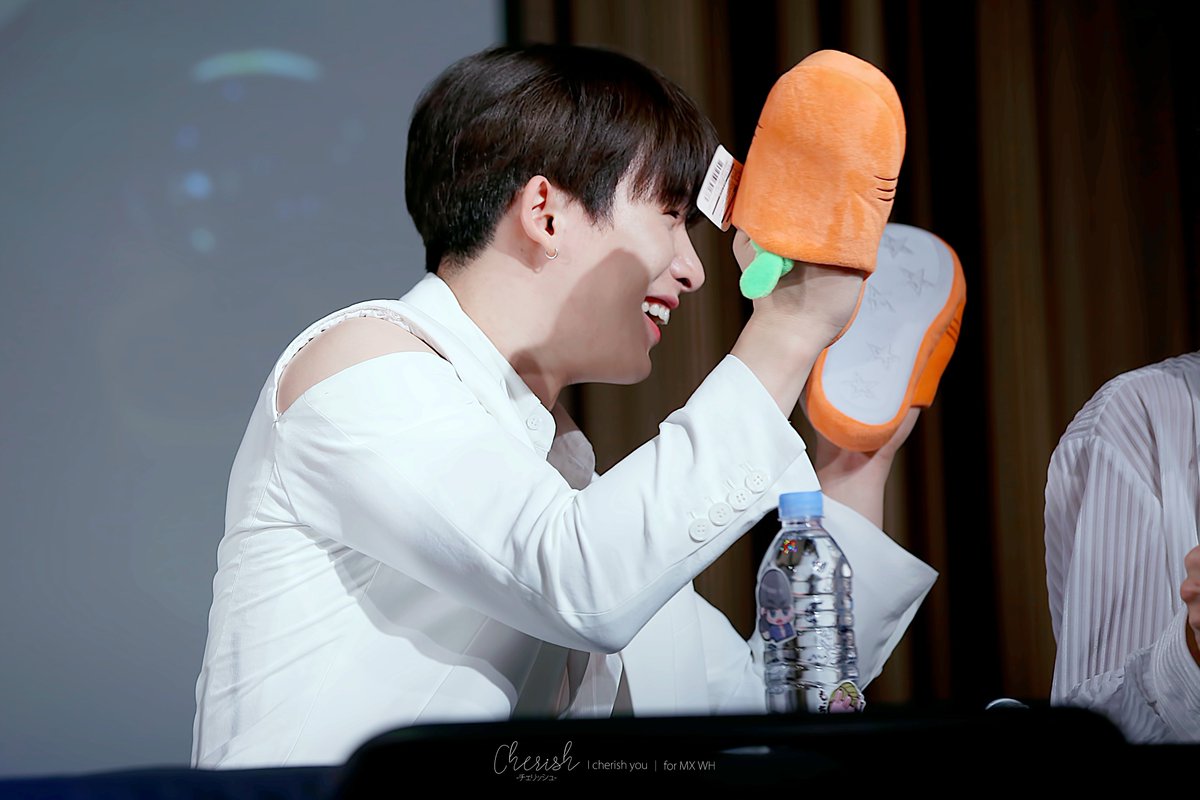 CHERISH_WH's tweet photo. 181111 강남 팬싸인회

🐰🥕 👣

#원호 #WONHO #ウォノ #元虎  #몬스타엑스 #MONSTA_X 

@OfficialMonstaX https://t.co/6XgJCZmtRJ
