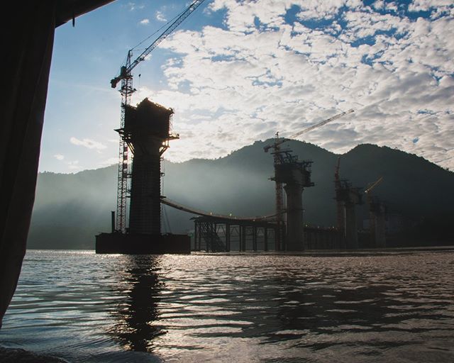 Littleintro1's tweet photo. The #Mekong #River is the lifeline of #Laos. This river originates in the Yunnan Province of China, travels south, forming the boundary between Laos and other countries such as Myanmar and Thailand. The path of the Mekong crosses Cambodia and then ends i… https://t.co/l9cu4VrNCS https://t.co/Y8eaVGEe92