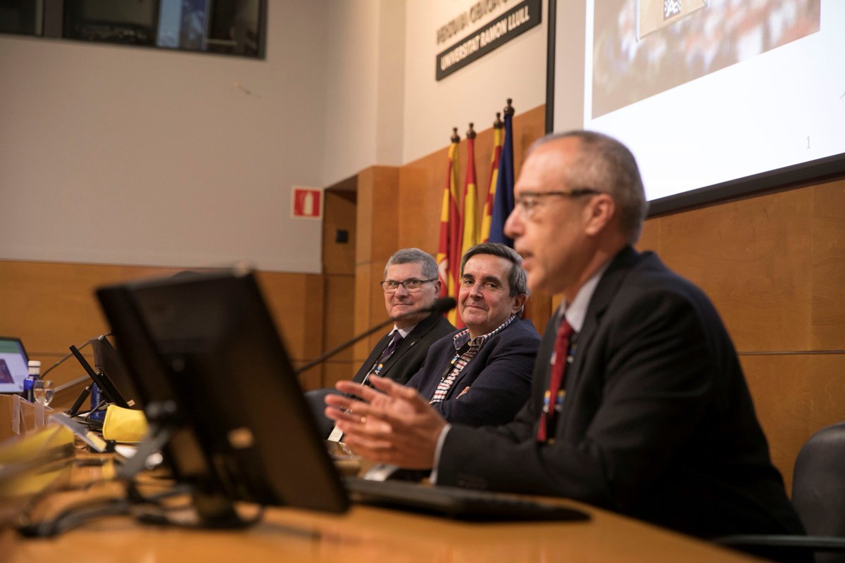aiqsalumni's tweet photo. Hoy, en la 2⃣Jornada de 💊, se ha visto la visión de la Institución @gentcat  de los colegiados @Cofares y de la empresa @NovartisSpain @CinfaSalud , sobre la nueva normativa. 🔘Gracias a todos por hacerla posible @ISPEorg @farmindustrial 👏👏👏 https://t.co/jiZnbU0IzF