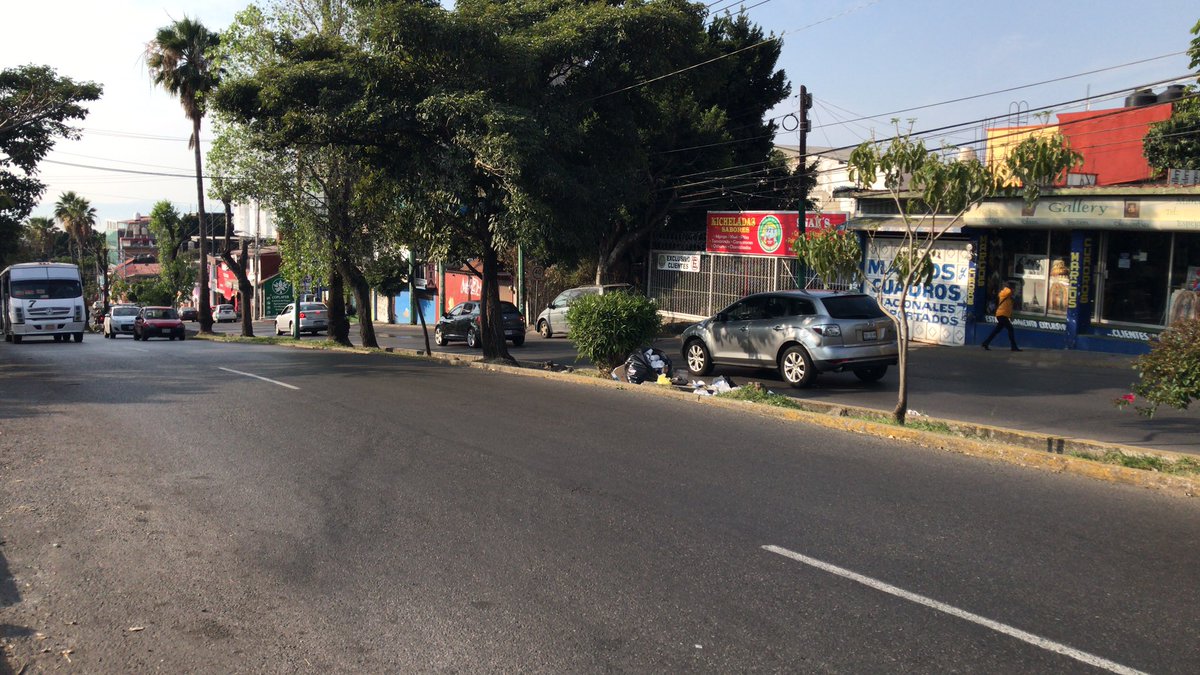 MondragonEfra's tweet photo. Amigos y vecinos de #Cuernavaca los camellones no son depósitos ni contenedores de basura, estamos tratando de solucionar de lleno la contingencia que tenemos desde diciembre por ende les pedimos que no pongan la basura donde no se debe https://t.co/t2ACVX2kjv