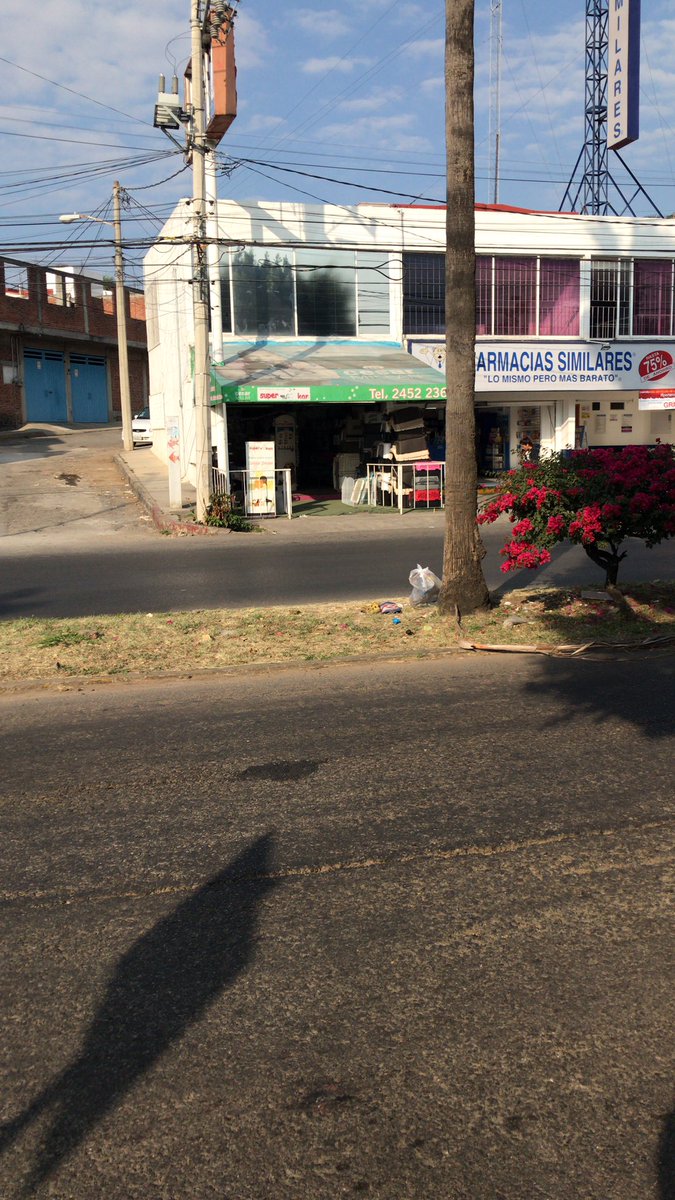 MondragonEfra's tweet photo. Amigos y vecinos de #Cuernavaca los camellones no son depósitos ni contenedores de basura, estamos tratando de solucionar de lleno la contingencia que tenemos desde diciembre por ende les pedimos que no pongan la basura donde no se debe https://t.co/t2ACVX2kjv