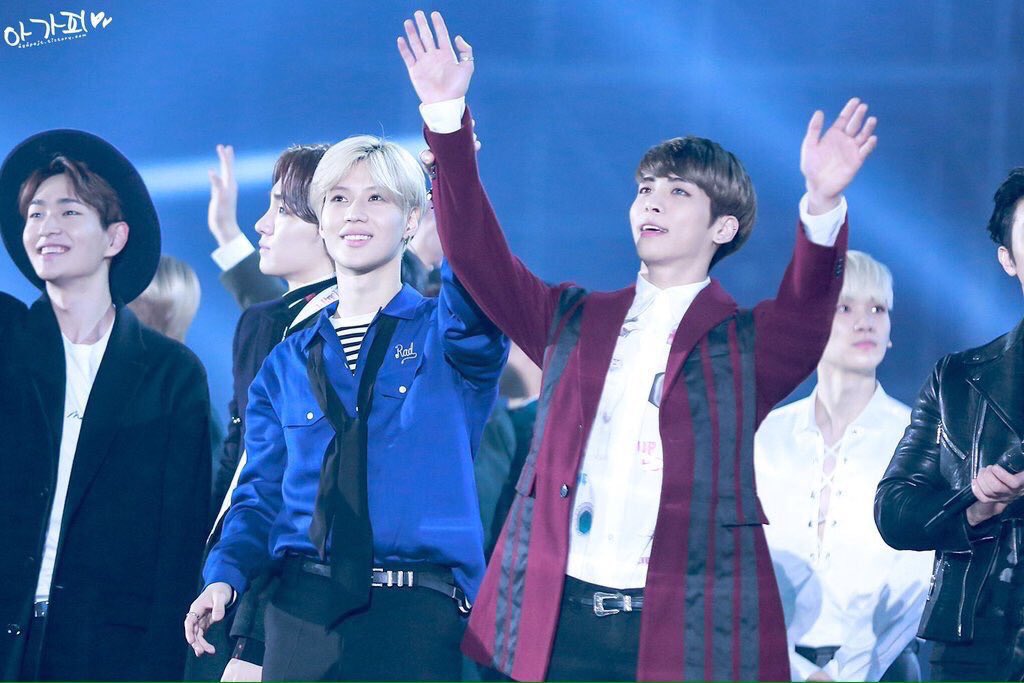 JongTae_Rev's tweet photo. This reminded me when Taemin made Jonghyun wave at shawols 😭❤️ https://t.co/HeQ1yjYqdT