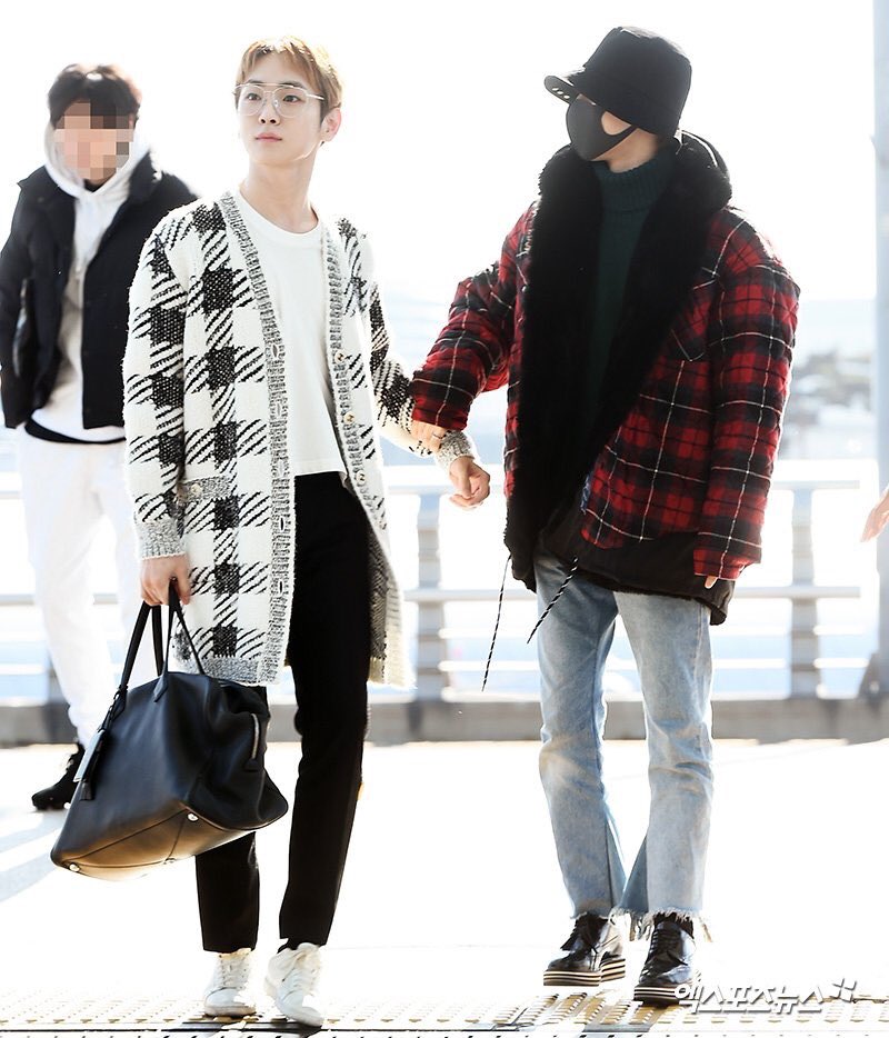 JongTae_Rev's tweet photo. This reminded me when Taemin made Jonghyun wave at shawols 😭❤️ https://t.co/HeQ1yjYqdT