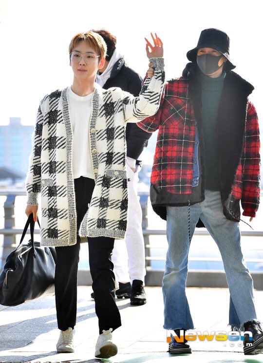 JongTae_Rev's tweet photo. This reminded me when Taemin made Jonghyun wave at shawols 😭❤️ https://t.co/HeQ1yjYqdT