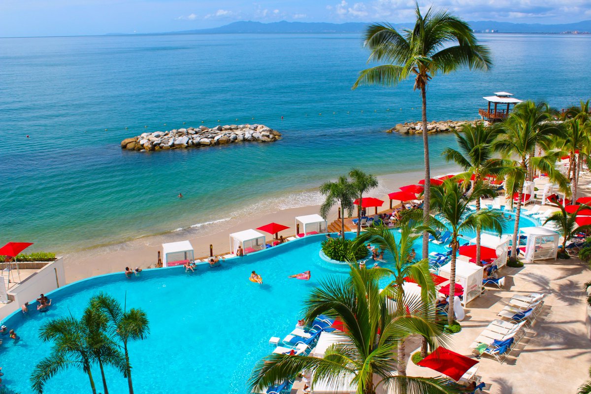 Come for the view, stay for the #GrandExperience! 🏖🌞 🏝 #StayWithUs #Beach #PuertoVallarta