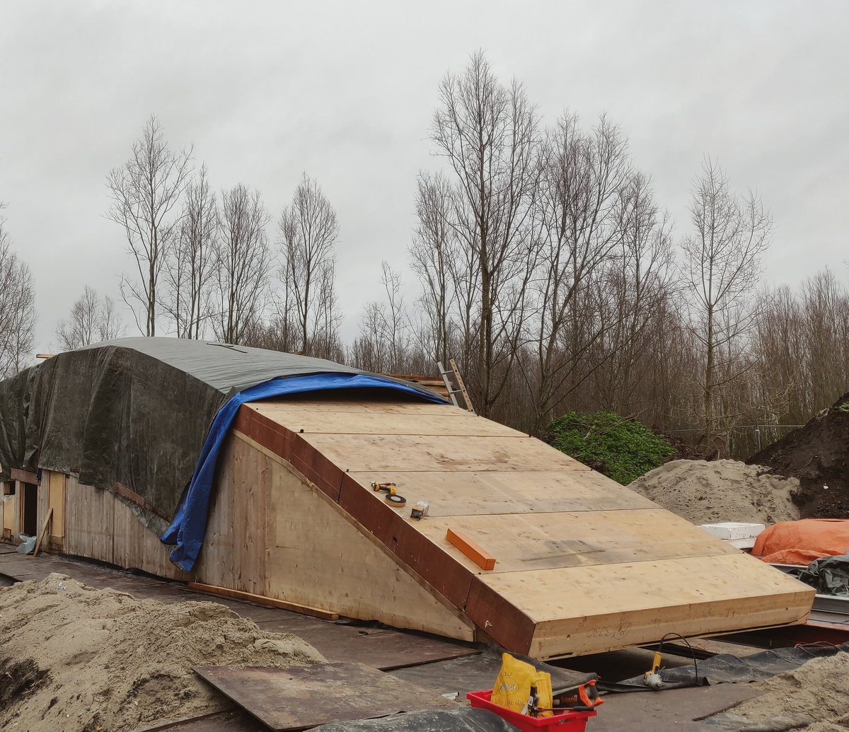 NatuurZ's tweet image. Het dak ligt! ! #hoogenesse #circulair #fundering #susateliers #hogeschoolrotterdam #sustainability #innovation #reuse  #duurzaamheid #zwijndrecht #stelcon #beton #engineering #circulaireconomy #prefab #ecologic #education #lignatur #houtbouw  #wood #crosslaminatedtimber