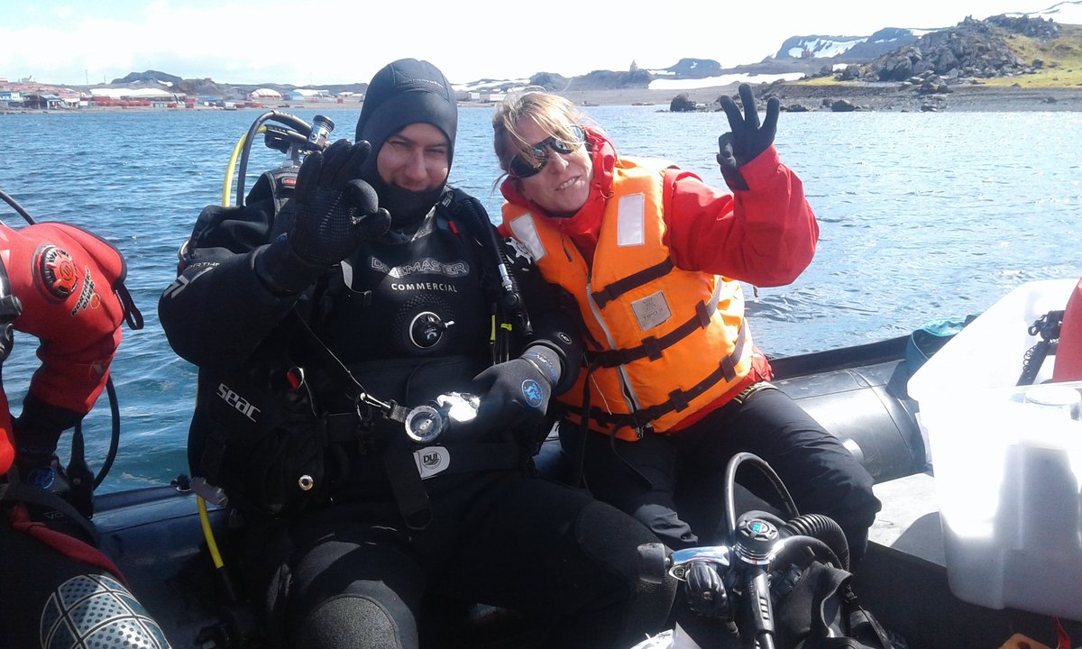 LACERUPLA's tweet photo. Grupo @LACERUPLA colaborando con nuestros amigos buzos del @IDEAL_Centro
#ExtremeDiving
#Antártica
#Icepit
@inach_gob @upla_comunica @paulacelispla https://t.co/zMRchqLrwI