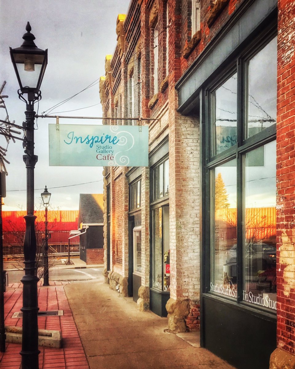 EFischhofer's tweet photo. #downtown #medhat #inspirecafe #windows #reflection #gaslamps #medicinehat #inspirestudio #train #brick https://t.co/5nAnsRqfga