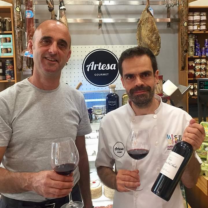 ArtesaGourmet's tweet photo. Aquí otro de los regalos que han dejado los Reyes Magos en @artesagourmet_es  Jose, de Bodegas Masuria, nos ha traído un #Vino🍇 de la Familia #Moueix. 🔝
Gran Regalo que agradecemos
#Massuria #dobierzo #cataconamigos #nuestraesencia #artesano #raices #mencia #bodegamasasturias https://t.co/NNrJ48rdWV