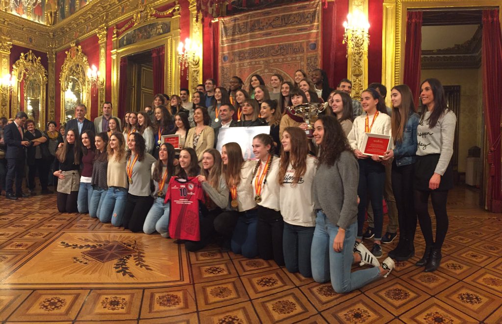 FundMIndurain's tweet photo. El Salón del Trono de @gob_na lleno de mujeres campeonas y referentes en #Navarra en el reconocimiento a las selecciones infantil y juvenil de @FNBalonmano y #ClubRítmicaAlaia @NavarraGimnasia Zorionak guztiei! ¡Enhorabuena a todas! https://t.co/mGhAt5LLJJ