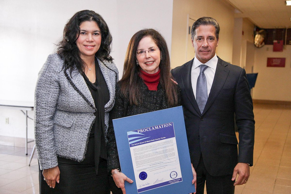 LAUSDSup's tweet photo. A well-deserved recognition for my dear friend. Over the past two decades that I have known her, Angela has spearheaded many projects @Univision23 that highlight @MDCPS students and educators. I have deep respect for your work, but above all, your humanity. #ValuesMatterMiami https://t.co/zY9227kp6n