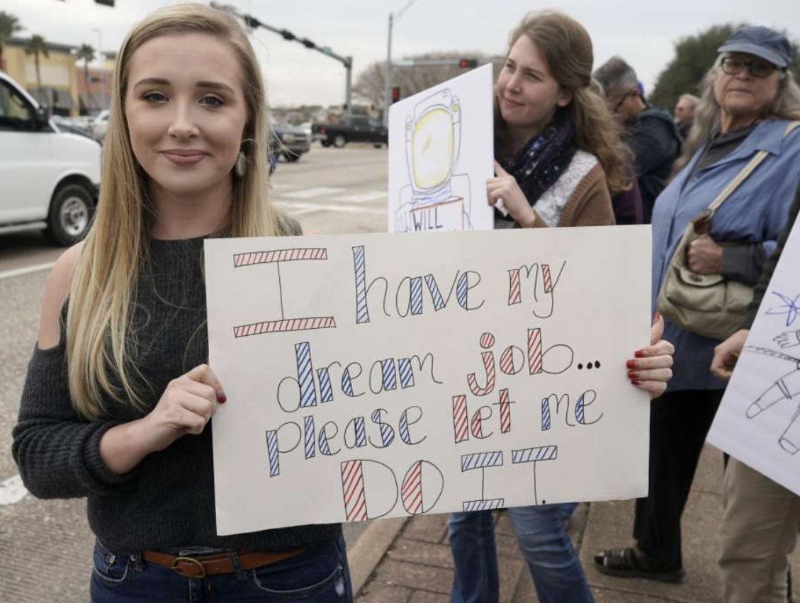 NASAWatch's tweet photo. 'I feel ... helpless:' About 50 people protest government shutdown at NASA's Johnson Space Center https://t.co/vX4oCiHdrW @NASA #NASA #Governmentshutdown https://t.co/xyTZb5R87w