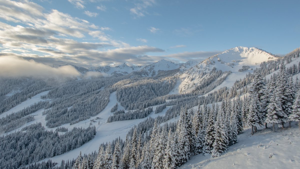 CrystalMt's tweet photo. We're proud to offer free midweek lift tickets for federal employees during government shutdown. Offer valid Jan. 17-Feb. 1 (excluding weekends &amp; 1/21/19.) https://t.co/QPWKi55Lgh Photo: Triva Sayler https://t.co/lrGEthB4UD