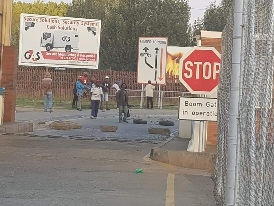 kmohloboli's tweet photo. Maseru Bridge on total shutdown
1 person shot dead
#BricksThrownOnTheRoad #NoOperation as tensions brew between Lesotho and South Africa
#MaseruBorderGate https://t.co/l5MsDN8oIB