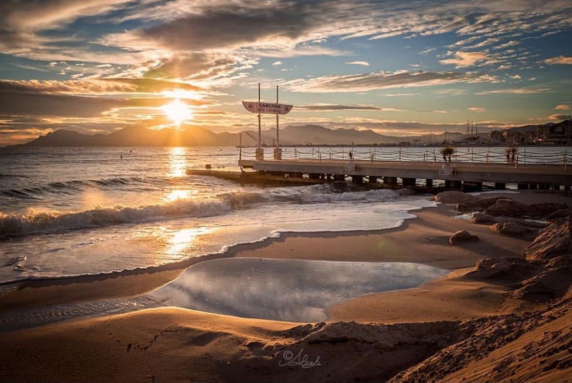 AmberSummerLtd's tweet photo. Incredible view of Cannes in the summer 🏖
📸 @alessialitta_photo
#AmberSummer #UnlockTheExcitement #sunset
#endoftheday #views #frenchriviera #love #lights #cotedazurfrance #cotedazur #monaco #beach #picoftheday #colours #luxurylife #beachside #beachsideview #seaview https://t.co/X0qYurBt52