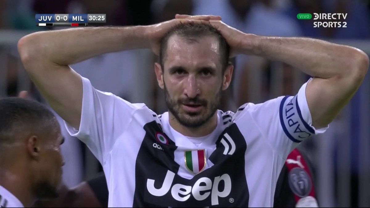 ¡A la luna la mandó Chiellini! El defensor no pudo definir un contragolpe casi perfecto de #Juventus 😱
¿Y si le quedaba a Cristiano? 🤔
#SupercopaItaliana #FutbolEnDIRECTV 🏆🇮🇹