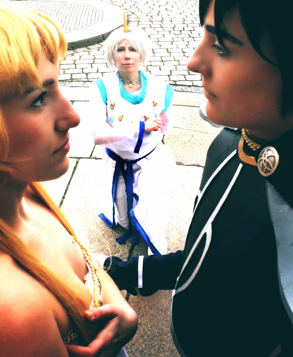 I didn´t uploaded a new cosplaypicture in a while.
This photo was taken at Dedeco last year - damn, it´s already a year old again.
I just love cosplaying with my girls from @unfertigencos so much <3
#SailorMoon #Helios #cosplay #costume #serenity #endymion