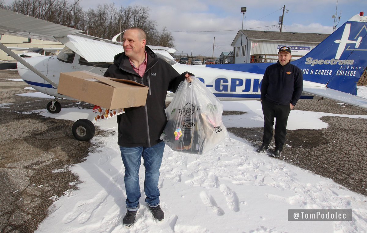 TomPodolec's tweet photo. Pizza &amp; Wings for Buffalo Airport 
#AirTrafficControllers. NavCanada Hamilton tower sending pizza while Toronto tower is flying down chicken wings. They departed this afternoon from Burlington Executive Airport. 
#GovernmentShutdown #ShutdownStories @CATCA5454 https://t.co/gr2jR6miFU