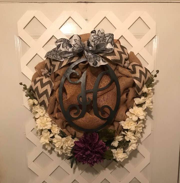 lmcook30's tweet photo. Everyday Monogram Wreath 
CUSTOM ORDERS Welcomed https://t.co/uD6TwlLO9H @etsy #ShopHandmade #HandmadeWedding @SympathyRTs @GFXCoach @FlyRts #craftychaching #promomyshop #handmadehour #etsyspecialt  #epiconetsy #HomeDecor #WeddingDecor #Wreath #MonogramDecor #MonogramWreath https://t.co/nzNTLhNypR