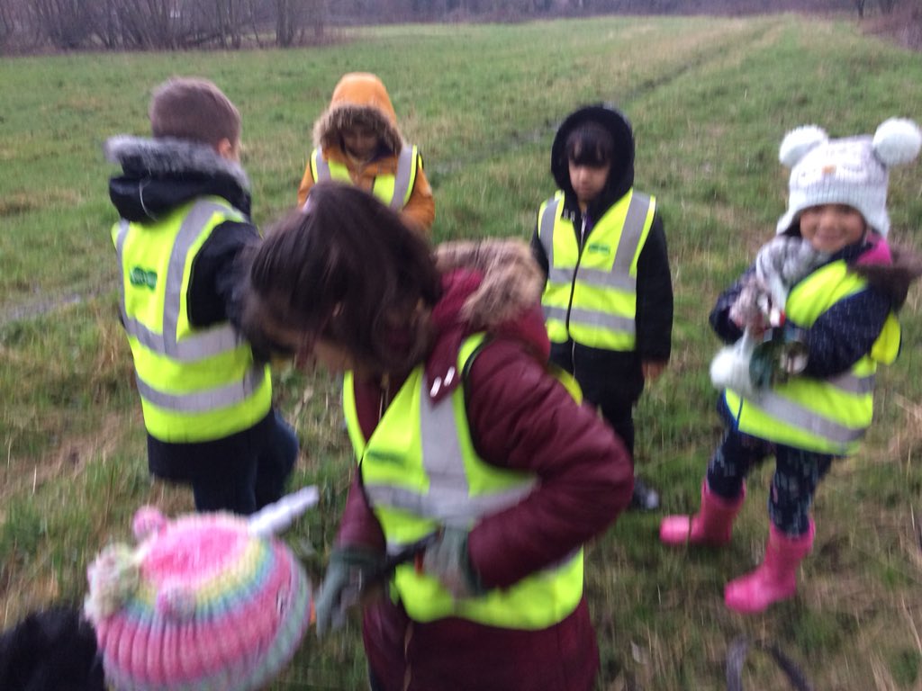 MrsMooreLHS's tweet photo. What amazing resilience year 2 showed at the river today. We collected loads of rubbish despite the pouring rain! @MrsGunnerLHS @MrGrayLHS #ecoLHS https://t.co/k11gjOa8n5
