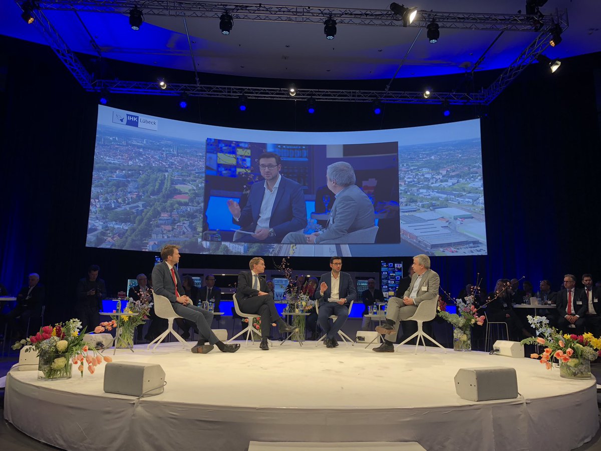 Weiter geht’s mit der Talkrunde mit Ministerpräsident Daniel Günther, Prof. Dr. Henning Vöpel vom <a href="/HWWIHamburg/">HWWI</a> und <a href="/Lexware/">Lexware</a>-CEO Markus Reithwiesner: über digitale Unternehmensführung &amp; Bildung im digitalen Zeitalter. NDR-Journalist Christopher Scheffelmeier moderiert #njeluebeck