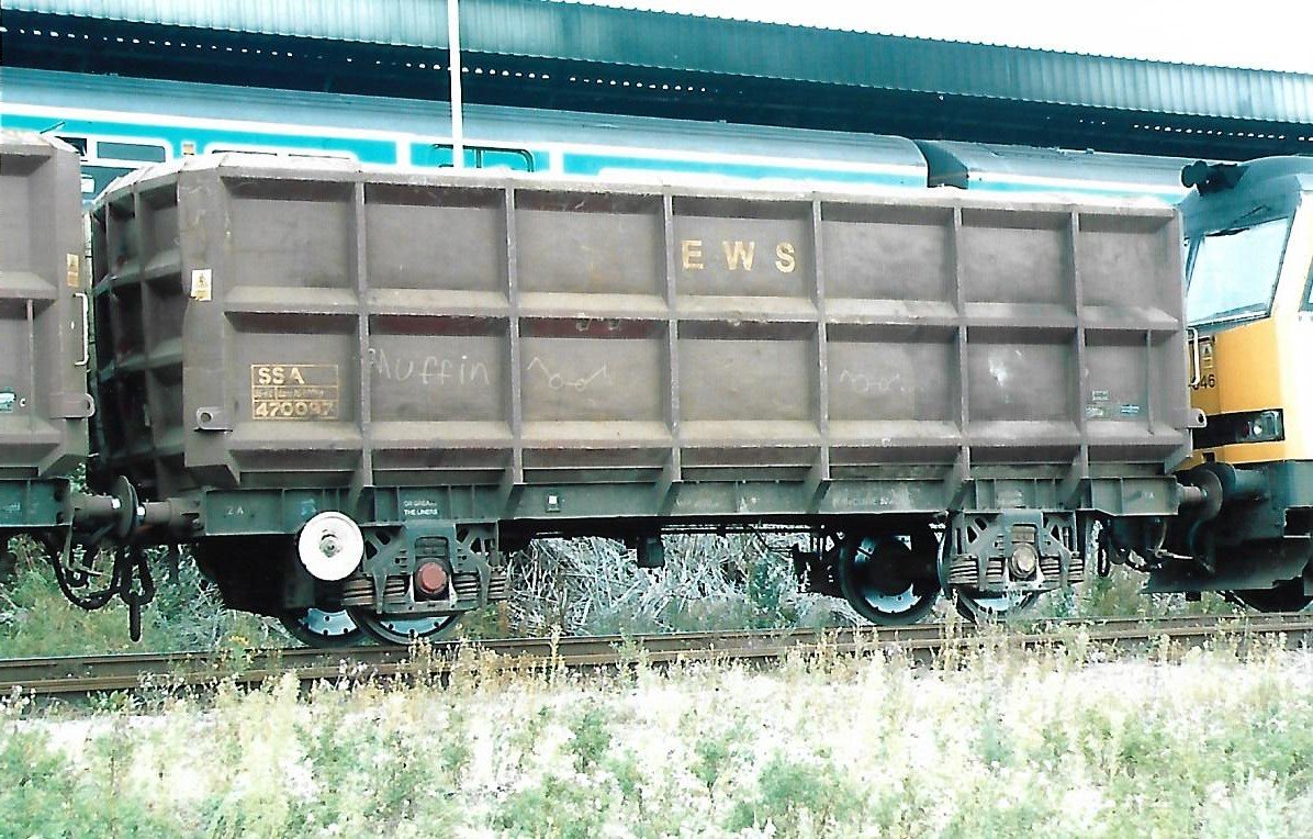 SalopianLyne's tweet photo. #WagonPics No.303 : 35 Tonne Railease Scrap Metal Wagon RLS 5092 built by Standard Wagon in 1984. Sold to British Rail in 1990 & renumbered as SSA 470092. EWS Maroon livery in a Class 60 hauled train at Tyseley 19/9/05 #BritishRail #EWS #Tyseley #trainspotting #wagons #Railfeight https://t.co/glVHiHQvtx