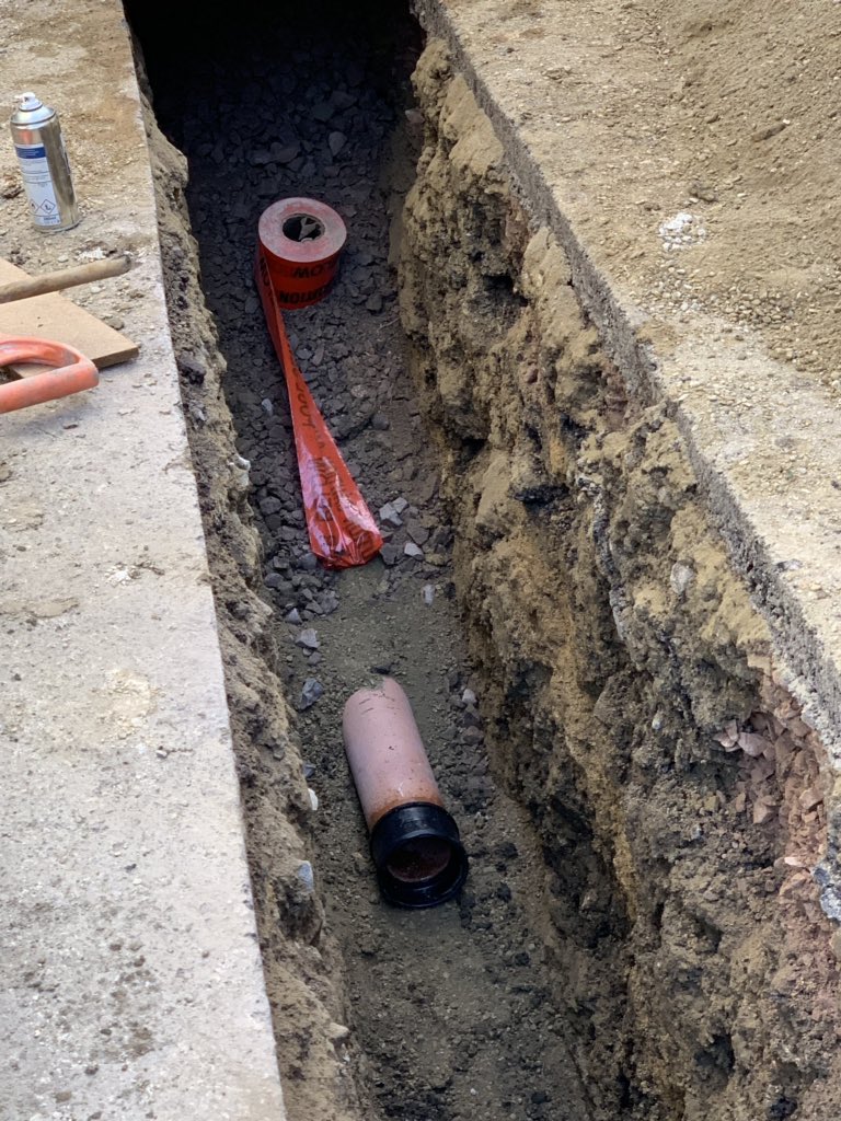BaldwinConstruc's tweet image. Our street works team were busy on a road closure in Malmesbury last week doing a mains sewer connection for two 1 bed houses. 

Working alongside water, gas, electric and BT down such a narrow street was never going to be easy but all work was done within the week.