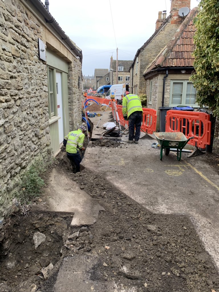 BaldwinConstruc's tweet image. Our street works team were busy on a road closure in Malmesbury last week doing a mains sewer connection for two 1 bed houses. 

Working alongside water, gas, electric and BT down such a narrow street was never going to be easy but all work was done within the week.