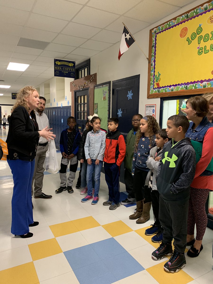 DISDDirector's tweet photo. Celebrating math growth at Houston Elementary! It’s a great day when your company rep surprises the class with the most growth with donuts! 🍩🍩🍩 @ImagineLearning @MisseyChavez https://t.co/2y7AinnFBA