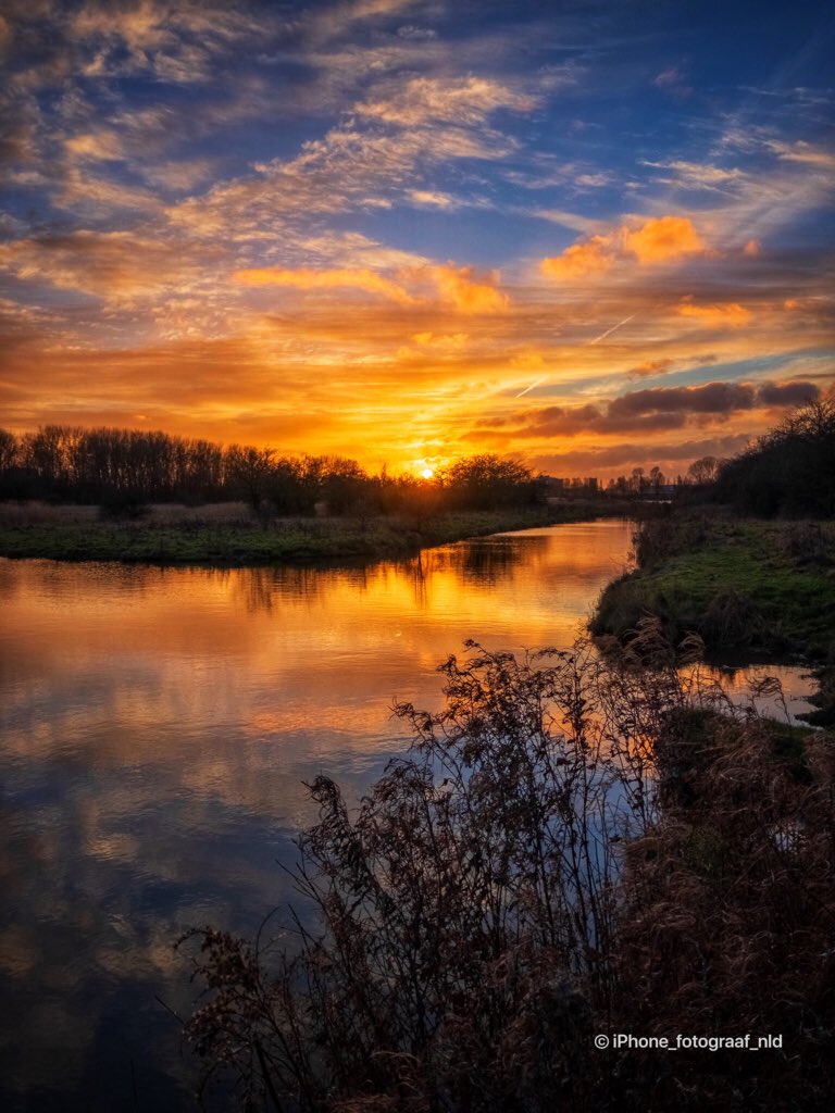Endless Sunset | Go for more iPhone sunset to http://www.iphone-fotograaf.nl/en/iphone-photos-sunsets/ … #photography #iphonephotography #sunsets #sunsetpics #iphoneonly #mobilephotography #landscape #landscapes #sky #Sunset #clouds #sunrisetosunset