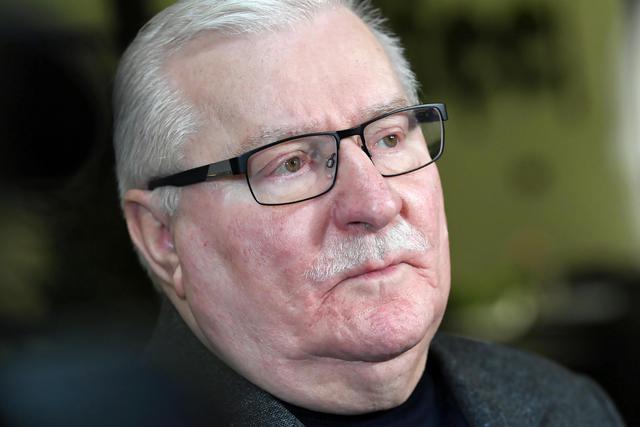 #LechWalesa firma libro condoglianze per sindaco #Danzica.
