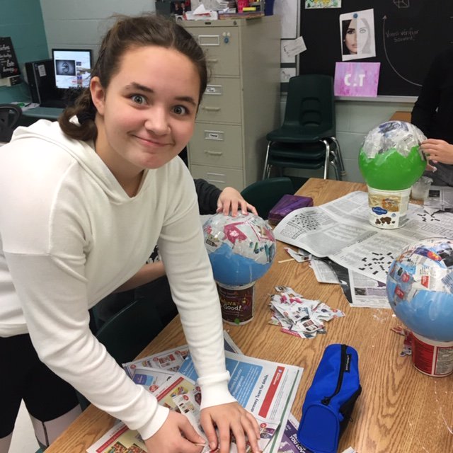 Les élèves font un projets d'arts visuels avec Mme Tatomir.