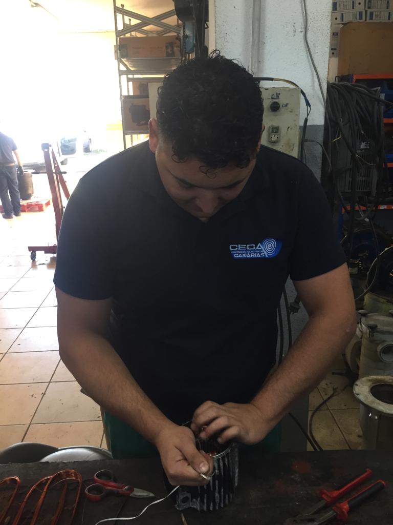 cecacanarias's tweet photo. Tras un mes de formación nuestro compañero Romen finaliza su primer bobinado completo. En CECA Canarias apostamos por la formación de nuestro personal para atender las demandas de nuestros clientes. #cecacanarias #tenerife #reparacion #motoreselectricos #bobinado https://t.co/Buk7pfKgVe