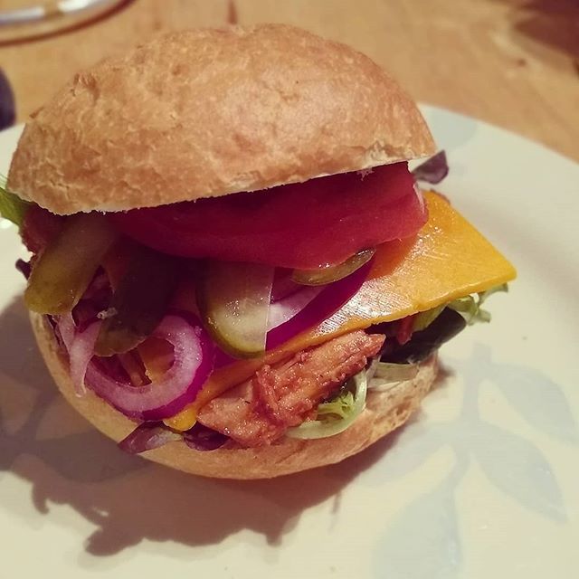 FIMMfoodblog's tweet image. #homemade #pulledporkburger 
#FIMMfoodblog 
#homecooked #slowcookedfastfood 
#slowcooked #slowcookedpork 
#pickledonions 
#foodie #foodlover bit.ly/2TRZ0hR