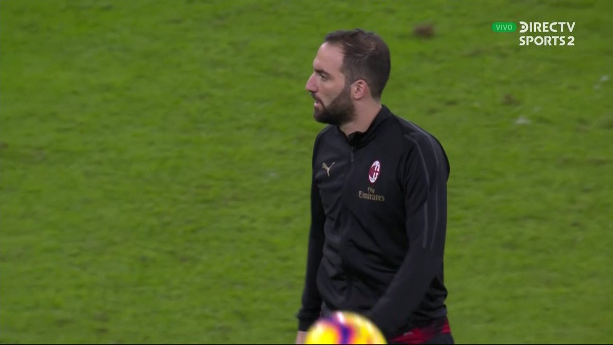 Para sorpresa de todos, Gonzalo Higuaín está en el banco de suplentes de Milan.
¿Debería ingresar en el segundo tiempo? #SupercopaItaliana #FutbolEnDIRECTV 🏆🇮🇹