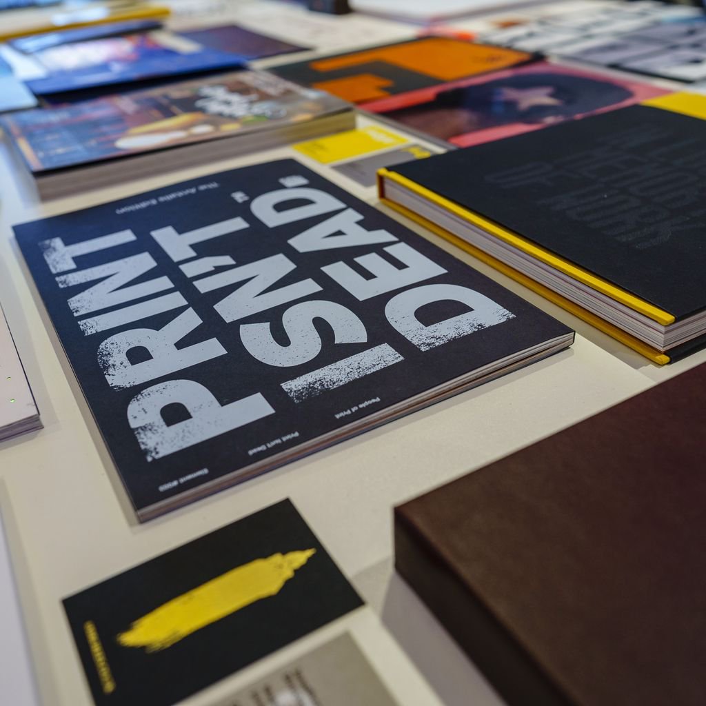 MadeBrave's tweet photo. Thanks to Andrew from @PressisionLtd for dropping by today to give us a reminder that print is alive and kicking β¦ and, best of all, still smells as good as ever.
#print #paper #papergeeks #thisworldbelongstothebrave #madebrave #creative #agency #branding #marketing #digital https://t.co/wezRyyoIet