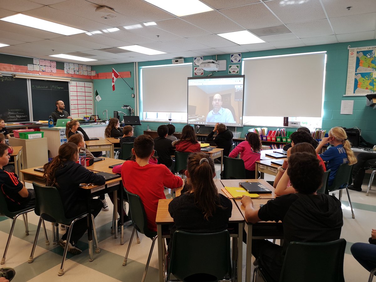 M. Valenciuk et M. Vandelinder accueillent M. Denis Tardif, coordonnateur provincial de SOS Devoirs, dans leurs classes de 7e année.  Quel excellent outil d'appui aux élèves pour les devoirs!  Allez au site sosdevoirs.org pour inscrire vos enfants.