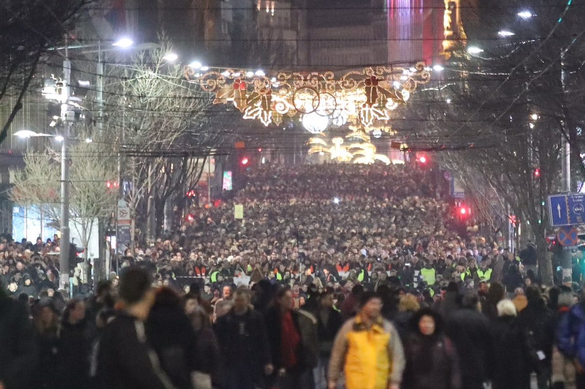 MarinikaTepic's tweet photo. Oliveru u čast.
Beograd večeras.

#ImaNasVise 
#10YearsChallenge https://t.co/38FeJakip9