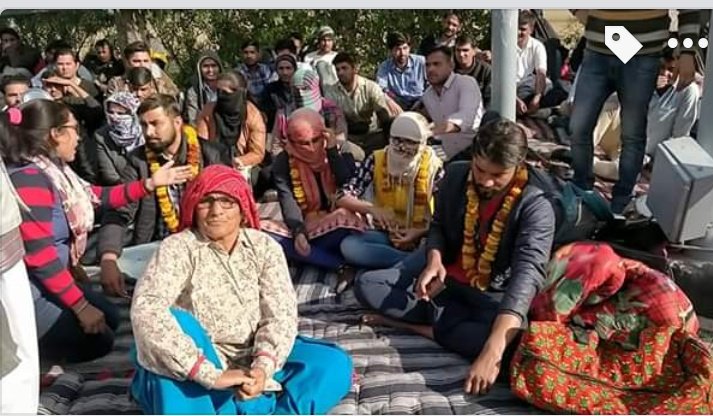 DrImran45479591's tweet image. Ras aspirants 2018 इस माँ को कभी भूल नहीं पायंगे , इनके जज्बे को सलाम ! #RasMains2018 #JusticeForRas2018 #justicewithOBC