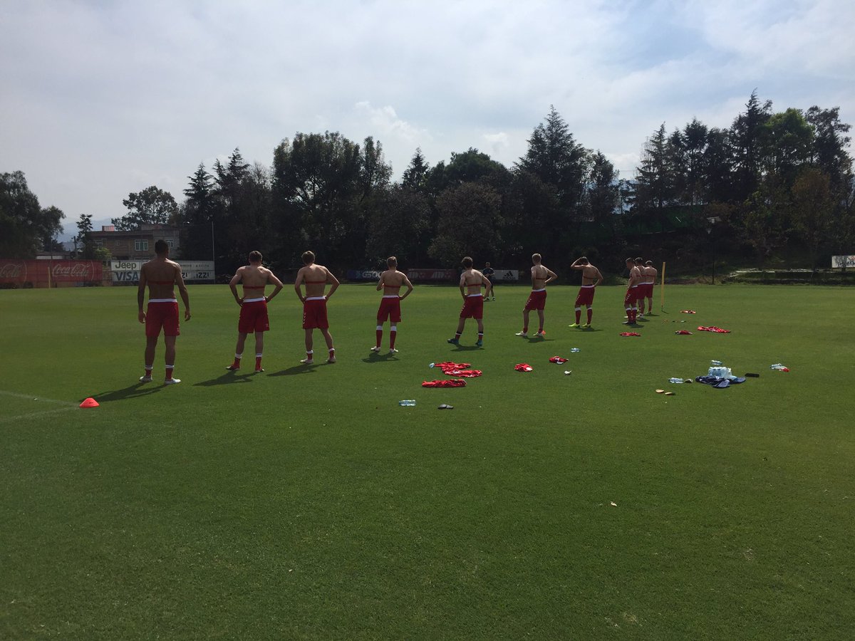 Godt nok slog U21 drengene i dag Mexicos ditto med 1-0. Meeen....de spillede jo kun 45 min hver, så naturligvis var der ekstra løb efter kampen.  I 25 grader og den tynde luft så det lidt anstrengt ud.