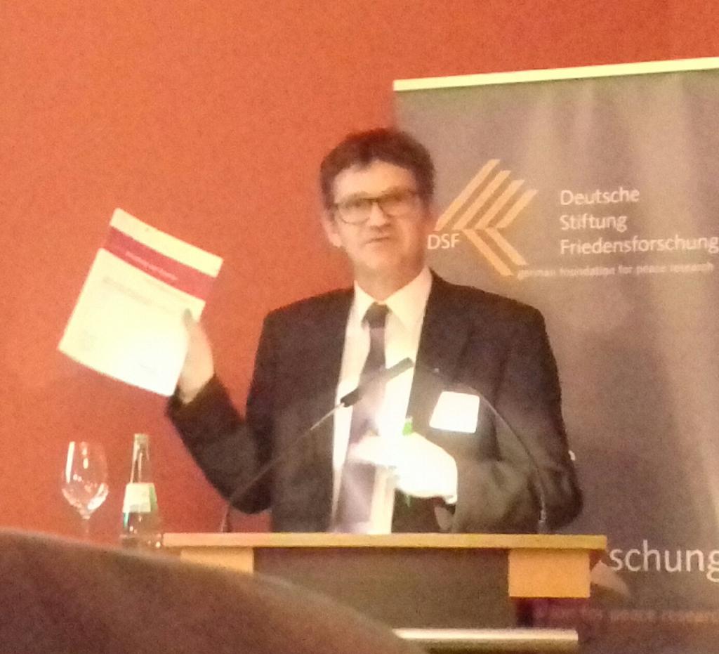 Ben_Etzold's tweet photo. #Flucht #Forschung #Transfer. 
Parlamentarischer Abend in #Berlin zum Thema #Fluchtursachen bekämpfen. 
Mit MdBs diskutieren wir zentrale Erkenntnisse des @BMBF_Bund geförderten Projektes @FluchtFT 
@BICC_Bonn @IMIS_UOS https://t.co/pWIqwKQHnL