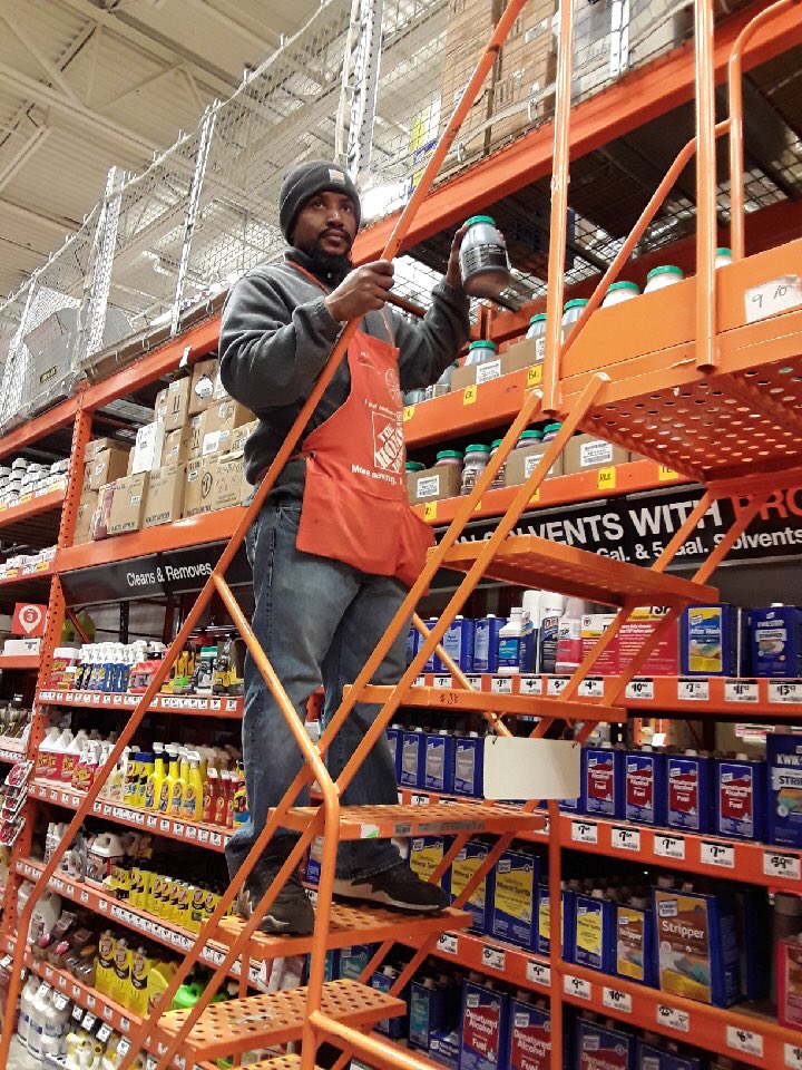 Giving recognition to dwayne from our freight team for ladder safety! #safetyawarenessmonth <a href="/hmalak/">Sam</a> <a href="/JasonArigoni/">Jason Arigoni</a> <a href="/mderosa913/">Marissa De Rosa</a>