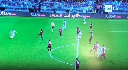 Banti chiamato dal #VAR, espulso #Kessié. Non fosse giusto, ci sarebbe qualcosina da dire sulla disponibilità dei servi col fischietto, e su questa immagine, pensando anche al fuorigioco chiamato a #Cutrone nel primo tempo. Ma che importa, viva tutti. #JuventusMilan