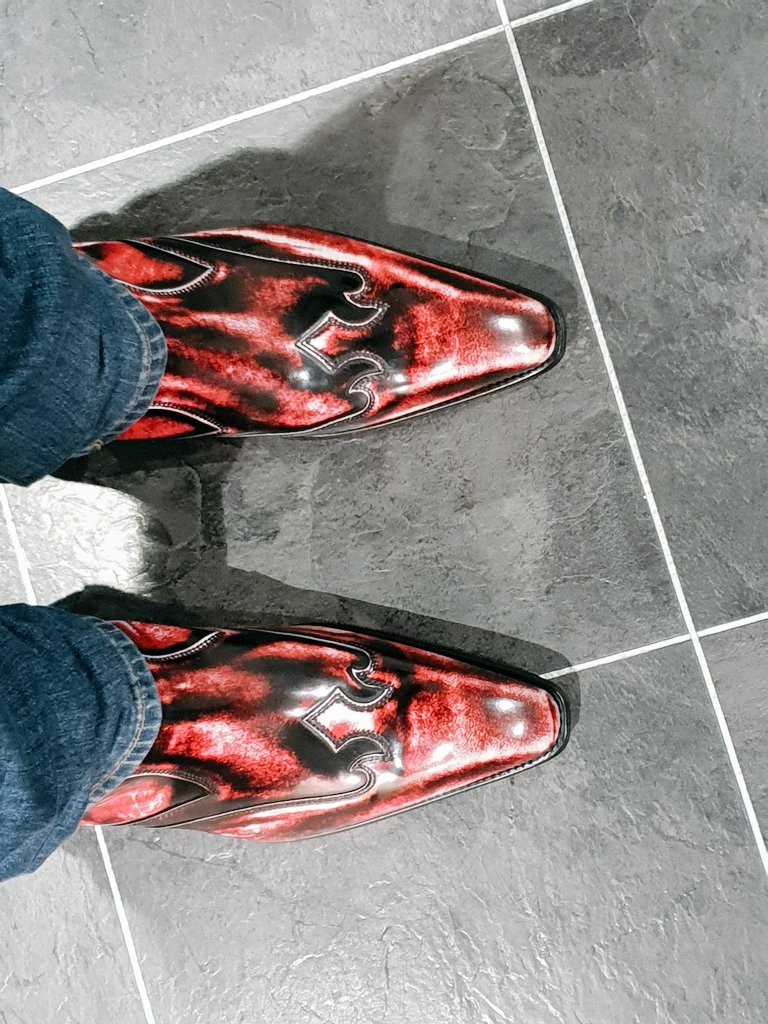 binaryicon's tweet image. New awesome boots arrived today, looking forward to taking them for a walk at the Brit Awards #jefferywest #britawards