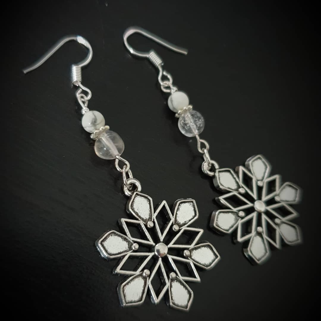 Snowflake Earrings with Clear Quartz and Howlite. Sterling silver hooks, the rest of the metal is metal alloy. 

#earrings #snowflake #snowflakeearrings #pendientes #copedenieve #korvakorut #jewelry #イヤリング #宝石 #lumihiutalekoru #aretes #korut #bisuteria #gemstonejewelry