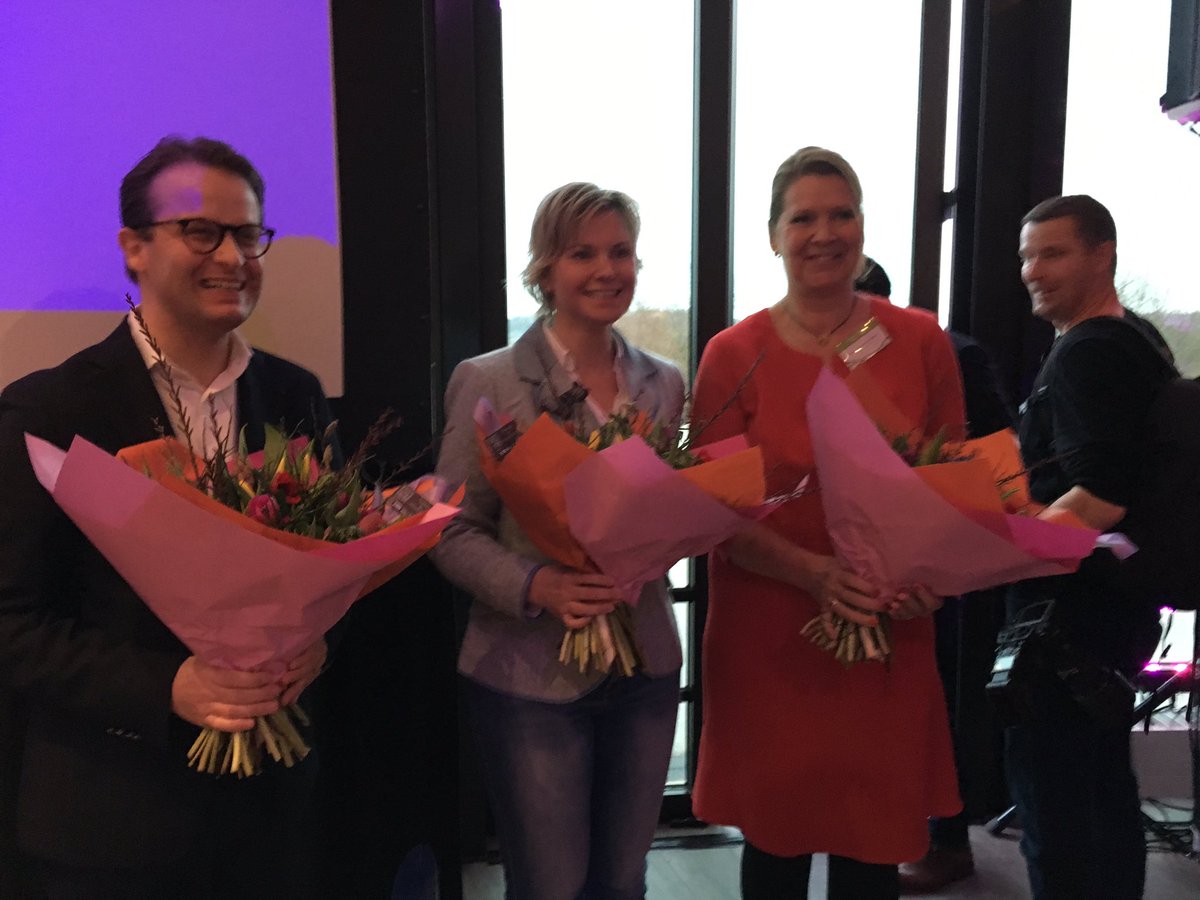 GemGulpenWittem's tweet photo. Gemeente Gulpen-Wittem ontvangt bloemetje tijdens Nieuwjaarsbijeenkomst @vvv_zuidlimburg voor het binnenhalen van het Cittaslowkeurmerk in 2018! 💫🏆🎉  #trots #limburglonkt #cittaslow @cittaslow_intl https://t.co/ADXIoh0d24