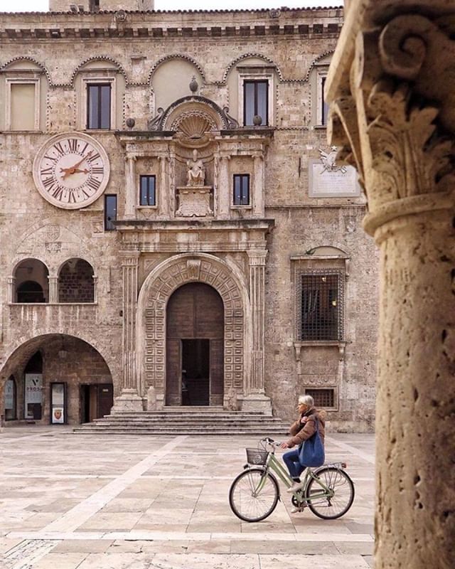 "Un tuffo nel medioevo!
Che dire? Il travertino illumina la piazza...salotto bellissimo...passeggiare e guardarsi intorno illumina l'animo...ci si ubriaca di storia!!"
Flora C. da Roma, a proposito di Ascoli  su <a href="/TripAdvisor/">Tripadvisor</a> 
Ascoli Piceno, bella da vede… bit.ly/2RvuUDT